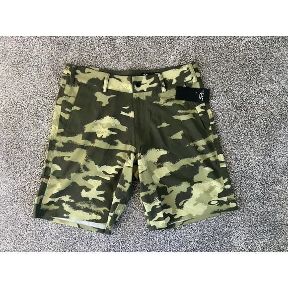 OAKLEY Shorts Men's 32 Green Camo Hybrid Cargo Utility Outdoor Athletic Gorpcore - Picture 1 of 5